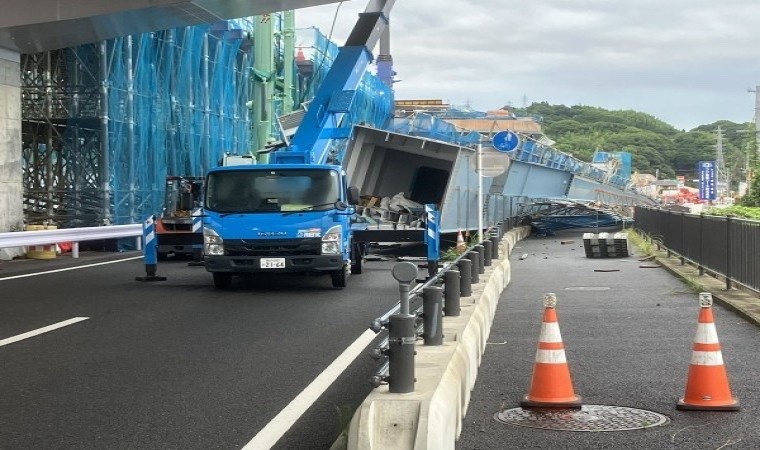 Japonyada 140 tonluk çelik levha 9 metre yükseklikten aşağı düştü: 2 ölü