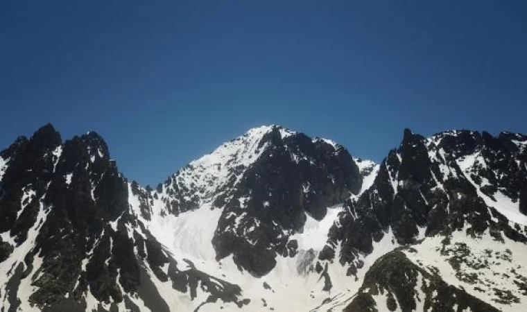 Kaçkar Dağları’nda buzul tırmanışında düşen dağcı için kurtarma çalışması