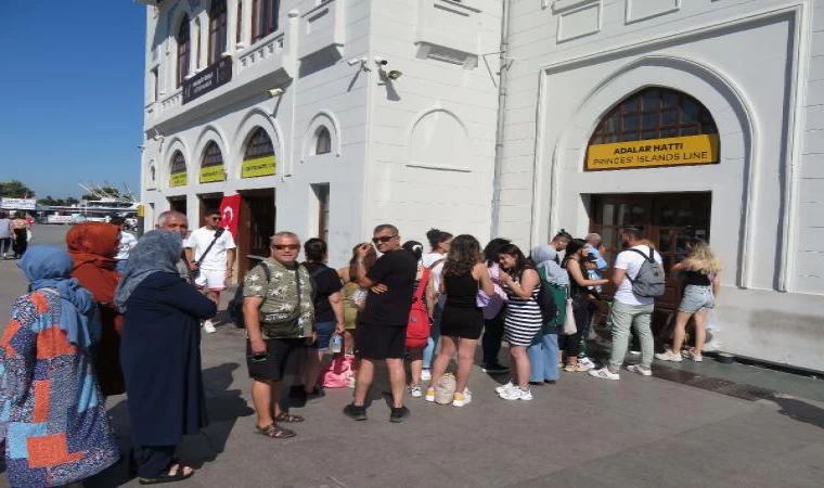 Kadıköy ve Kabataş iskelelerinde Adalar yoğunluğu