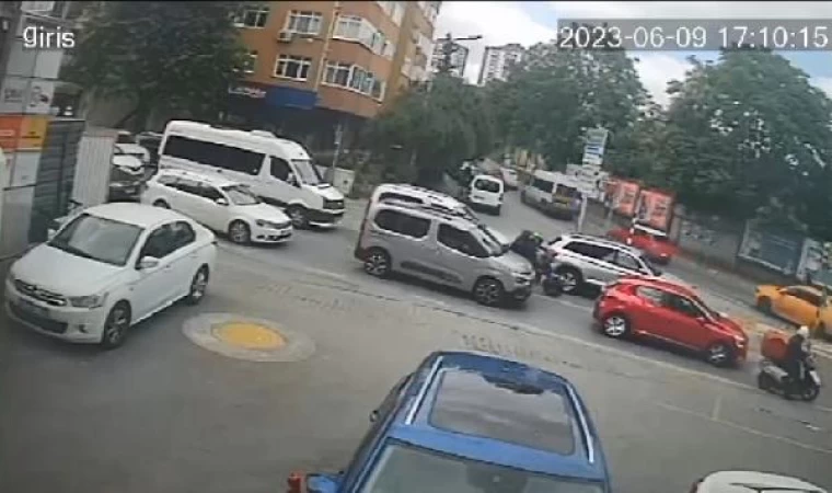 Kadıköy’de kırmızı ışıkta motosikletli hırsızlık kamerada