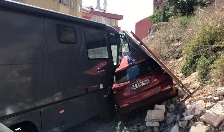 Kağıthanede freni boşalan karavan park halindeki araca çarptı