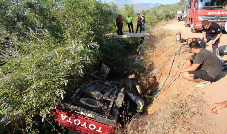 Kanala düşen kamyonetin altında kaldı, 1 saatlik çalışmayla kurtarılabildi