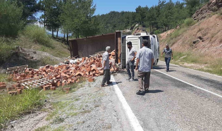 Karabükte tuğla yüklü kamyon devrildi: 1 yaralı