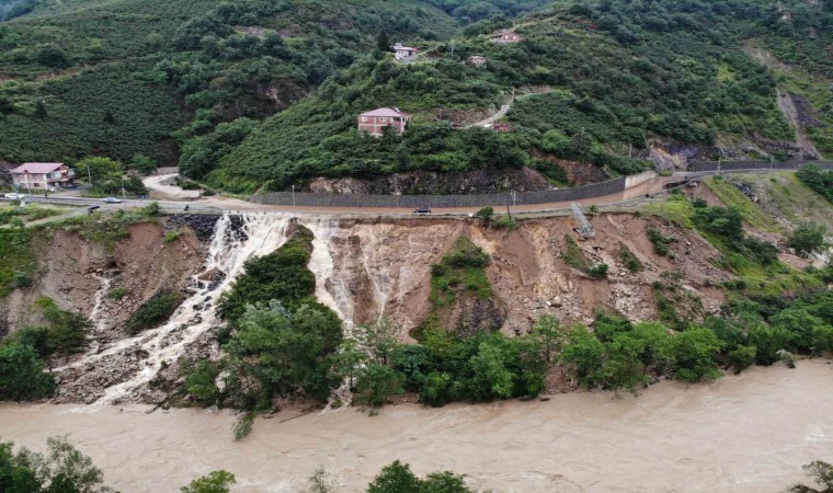 Karadeniz-Akdeniz yolu heyelan nedeniyle ulaşıma kapandı