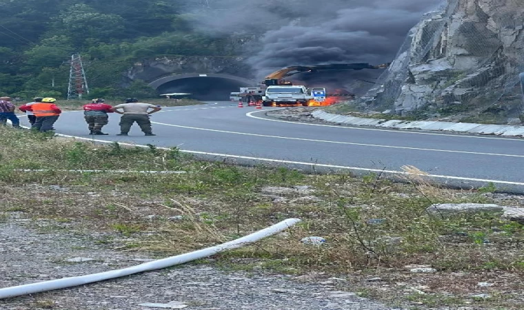 Karadeniz-Akdeniz Yolu’nda kayalıklara tel çeken vinç yandı