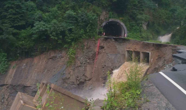 Karadeniz-Akdeniz Yolundaki heyelan kamerada