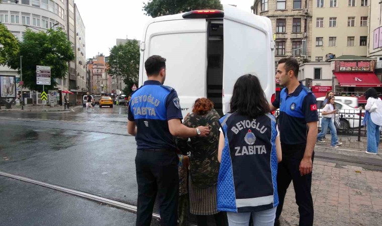 Karaköyde çöpten yemek yeme numarasıyla dilencilik yapan kadınlar yakalandı