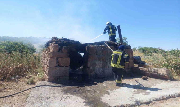 Karamanda çıkan yangında bağ evi kullanılamaz hale geldi