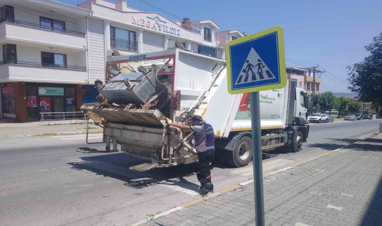 Kareside çöp konteynırları dezenfekte ediliyor