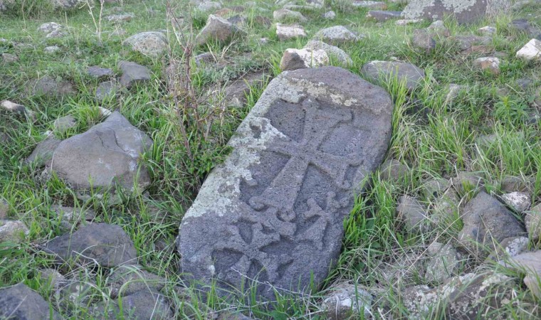 Karsta haç işaretli tarihi mezarlar görenlerin dikkatini çekiyor