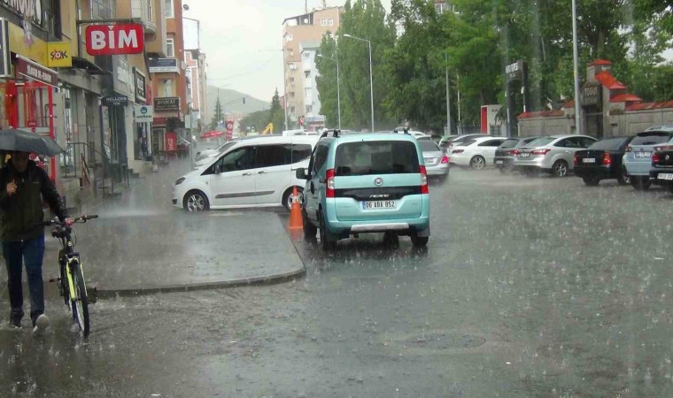 Karsta sağanak caddeleri göle çevirdi