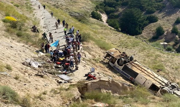 Kars’ta yolcu otobüsü viyadükten uçtu; ölü ve yaralılar var / Ek fotoğraf