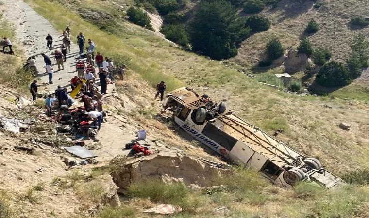 Kars’ta yolcu otobüsü viyadükten uçtu; ölü ve yaralılar var