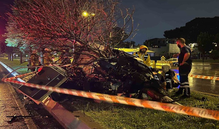 Kartalda ağaca çarpan araç ikiye bölündü: 1 ölü, 1 yaralı