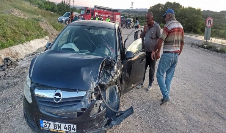 Kastamonuda hafif ticari araç ile otomobil çarpıştı: 10 yaralı