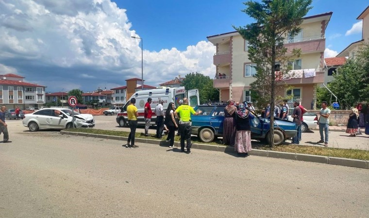 Kastamonuda iki otomobil çarpıştı: 3 yaralı