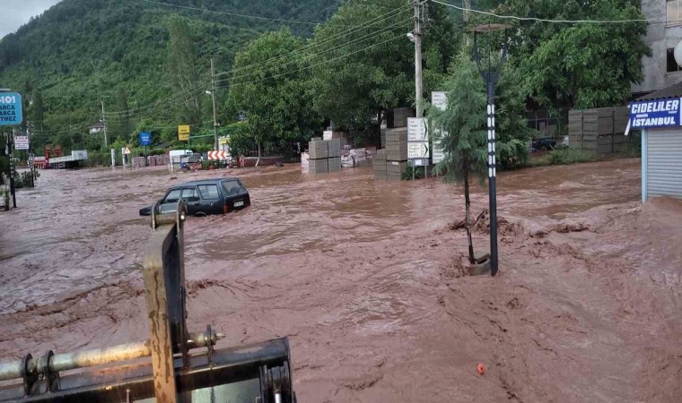 Kastamonuda sel: 3 mahallede evleri su bastı, Cide-Bartın karayolu kapandı