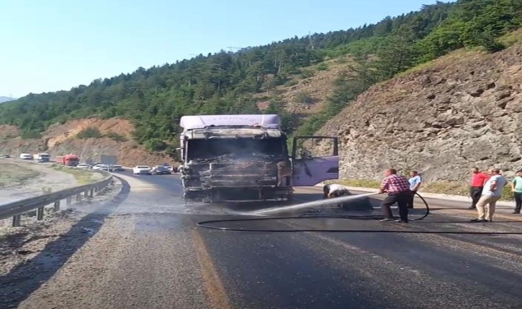 Kastamonuda seyir halindeki tır alev alev yandı