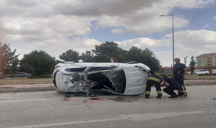 Kavşakta çarpışan otomobillerden biri takla attı: 1i ağır 3 yaralı