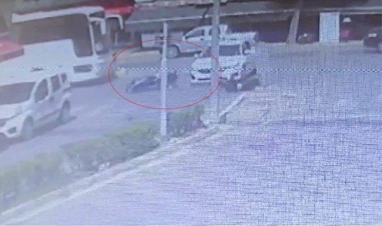 Kavşakta otomobille çarpışan motosiklet sürücüsü ölümden döndü