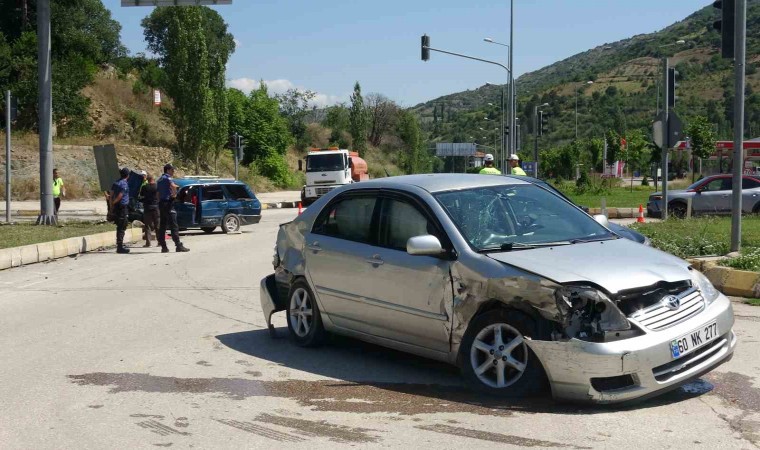 Kavşaktaki kaza güvenlik kamerasına yansıdı