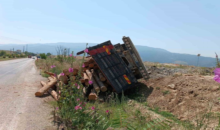 Kavşaktan dönemeyen kamyon devrildi