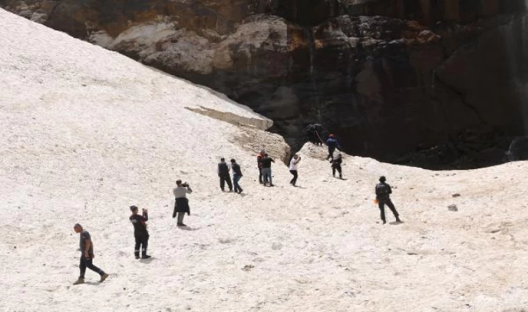 Kayıp 2 kişi için buzul ve mağaralarda tecrübeli 12 kişilik ekip de bölgeye gönderildi