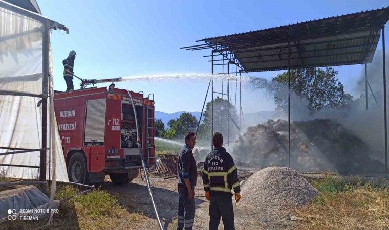 Kaynak makinesinden sıçrayan kıvılcım saman balyalarını kül etti