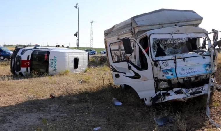 Kayseri’de 2 minibüs ile kamyonet çarpıştı: 12 yaralı