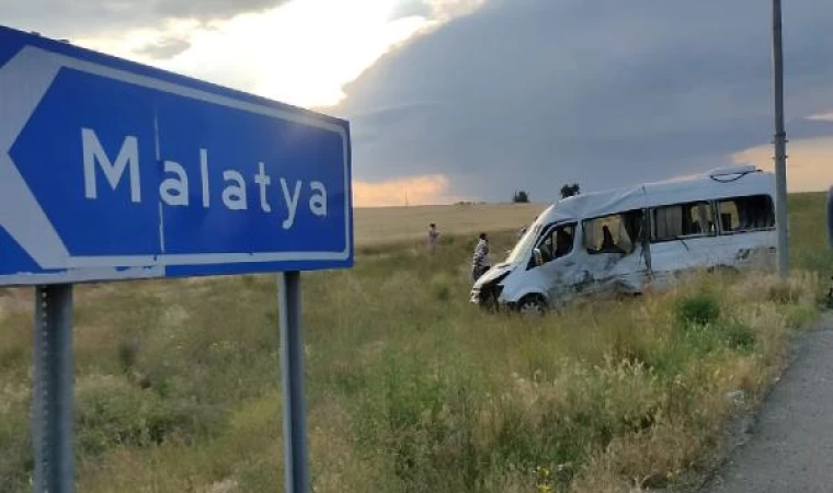 Kayseri’de işçilerin taşındığı servis minibüsü ile kamyonet çarpıştı: 21 yaralı