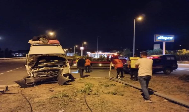 Kayseri’de minibüs ile otomobil çarpıştı: 16 yaralı