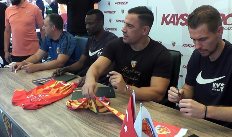 Kayserispor teknik heyet ve futbolcular, taraftarlarla buluştu