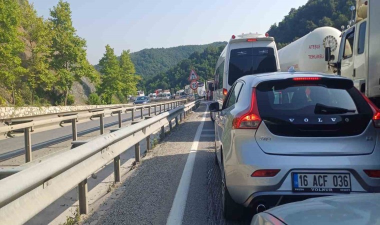 Kaza sebebiyle yol kapandı, sınava adaylar yürüyerek gitti