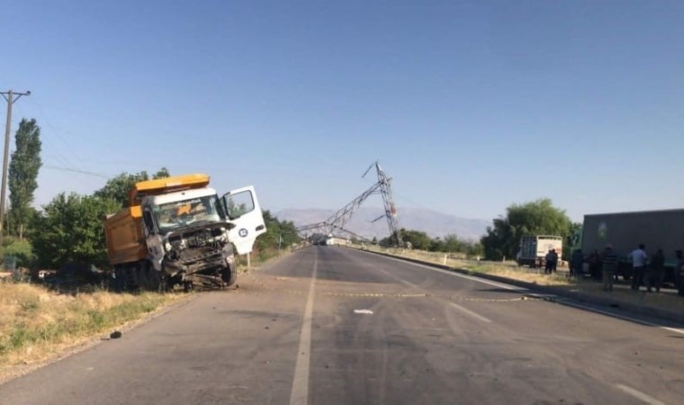 Kaza sonrası yola devrilen yüksek gerilim hattı direği trafiği kilitledi