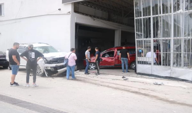 Kazada savrulan araçlardan biri tamirhaneye girdi, diğeri park halindeki otomobile çarptı