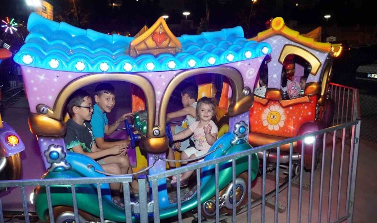 Keçiörende çocuk lunaparkı eğlendirmeye devam ediyor