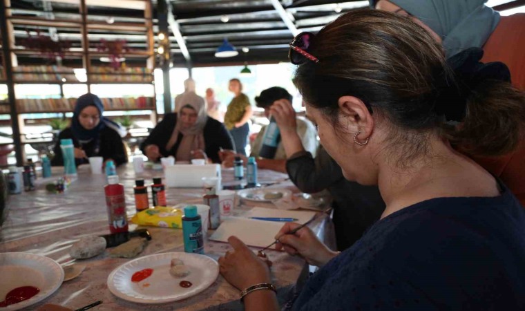 Keçiörenli kadınlar taş boya eğitimini tamamladı