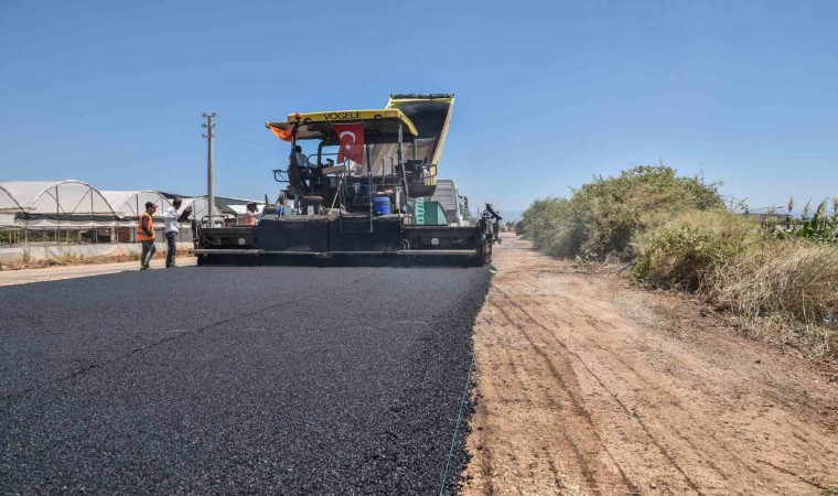 Kepez ‘in asfalt çalışması sıcak havada dahi durmuyor