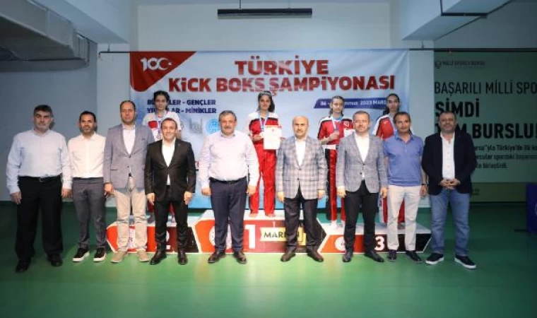 Kick boksta milli takıma seçilen sporcular madalyalarını aldı