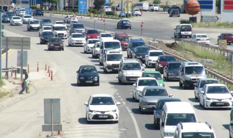 ’Kilit kavşak’ta bayram dönüşü trafik yoğunluğu