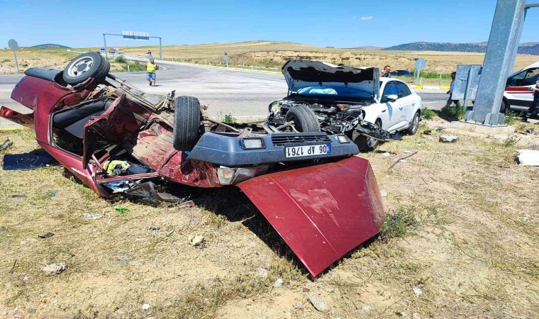 Kırıkkalede iki otomobil çarpıştı: 6 yaralı