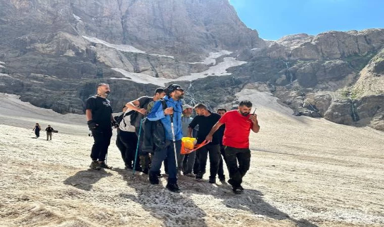 Kırılan buzulların arasına düşüp kaybolan 2 kişiyi arama çalışmaları yeniden başladı