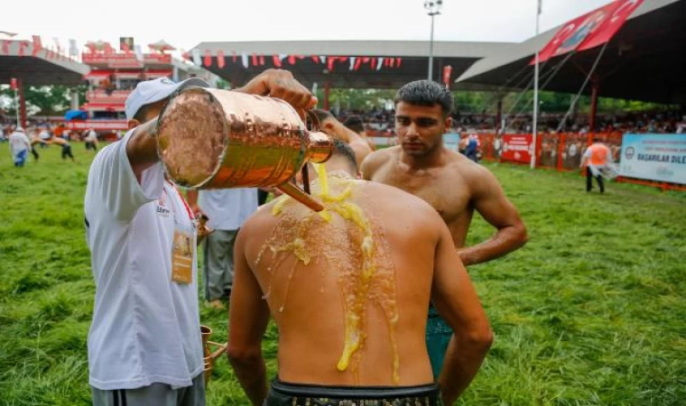 Kırkpınar’da pehlivanlar yağmura yakalandı (EK FOTOĞRAFLAR)