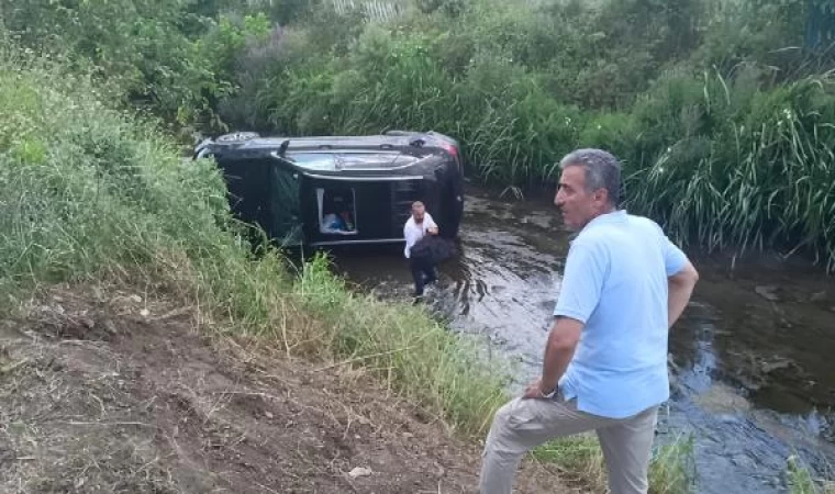 Kocaeli’de cip, dereye devrildi; 4 yaralı