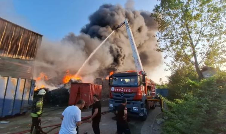 Kocaeli’de geri dönüşüm tesisindeki yangın dronla görüntülendi (2)