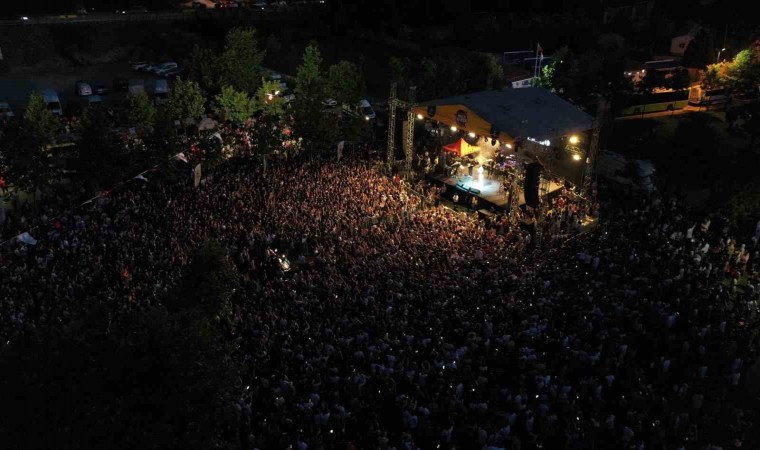 Kocaelide Semicenk rüzgarı: Gençler konser alanını hınca hınç doldurdu