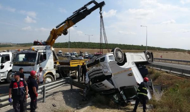 Kocaeli’de TIR devrildi; sürücü öldü