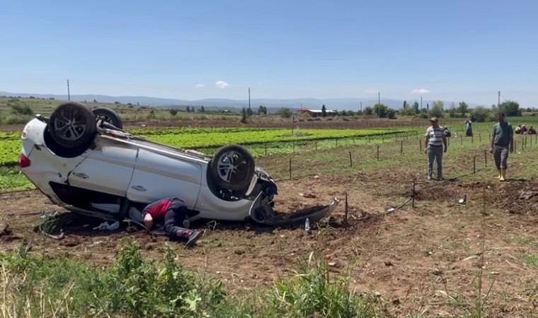 Kontrolden çıkan otomobil park halinde bulunan minibüse çarptı: 2 ölü, 4 yaralı