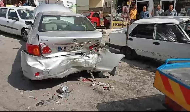 Kontrolden çıkan otomobilin park halindeki iki otomobile çarpması kamerada: 5 yaralı