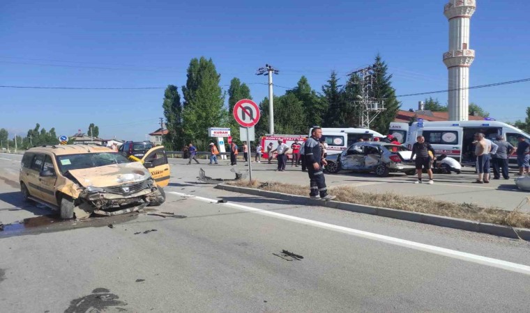 Konyada hafif ticari araçla otomobil çarpıştı: 1 ölü, 1 yaralı